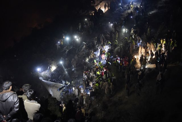 Спасатели нашли тела 46 погибших при крушении авиалайнера в Пакистане, фото AFP