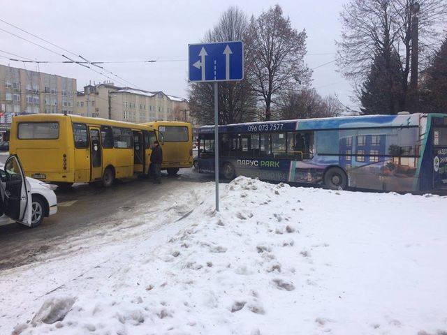 Дороги Львова похожи на ледяной каток. Фото: соцсети