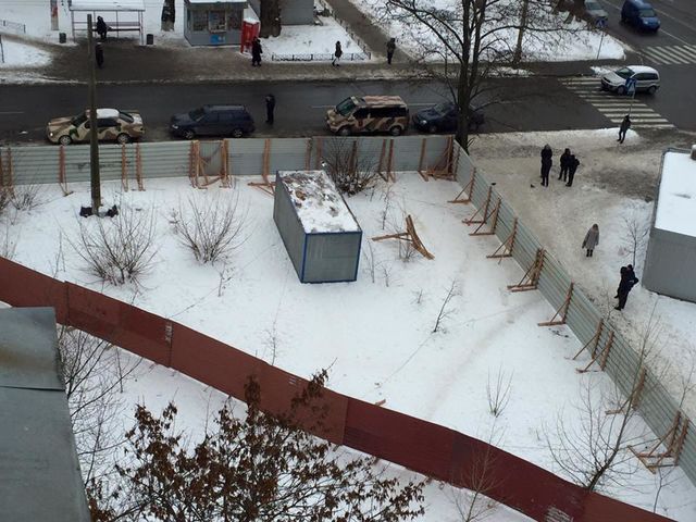 Забор вокруг стройки. Фото: Андрей Тарасенко