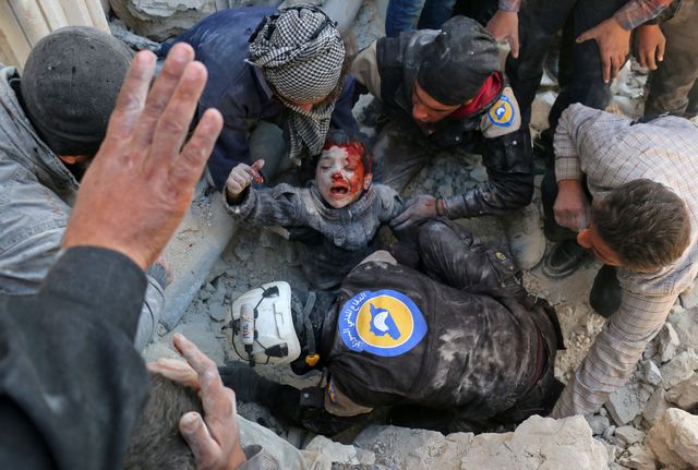 24 листопада 2016 року. У сирійському Алеппо після бамбордування врятували маленького хлопчика. Фото: AFP