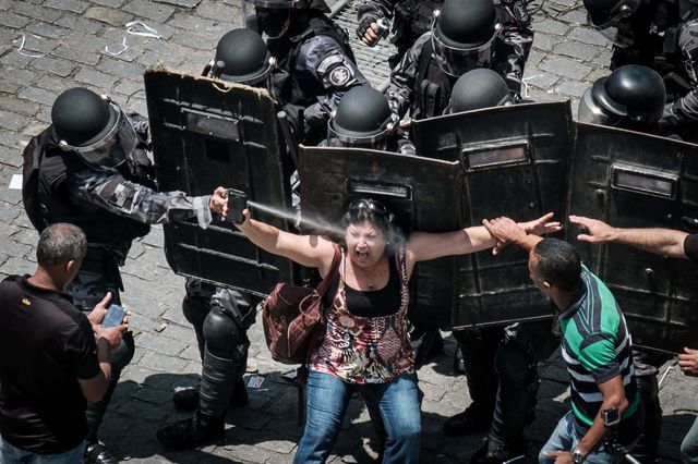 16 ноября, 2016 года. В Бразилии полсотни протестующих прорвались к зданию парламента . Люди недовольны планами руководства страны по сокращению расходов бюджета. Фото: AFP