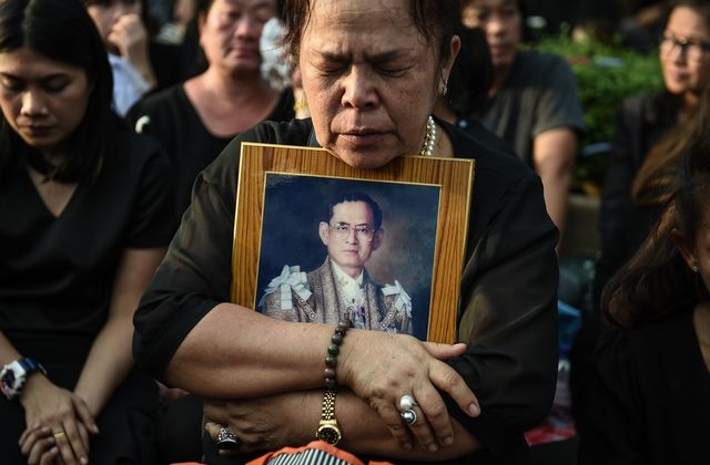 14 октября, 2016 года. В Таиланде на 89-м году жизни в больнице Сирират в Бангкоке скончался король Пхумипон Адульядет. Причина его смерти не уточняется. В последние несколько лет монарх большую часть времени проводил в больнице.  Фото: AFP<br />
