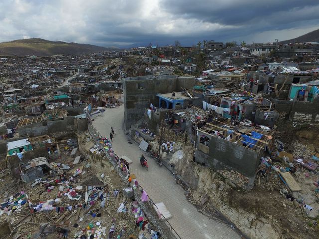 7 жовтня 2016 року. Для Центральноамериканської країни Гаїті ураган "Меттью" став справжньою трагедією. Жертвами стихії стали 1000 осіб. Фото: AFP