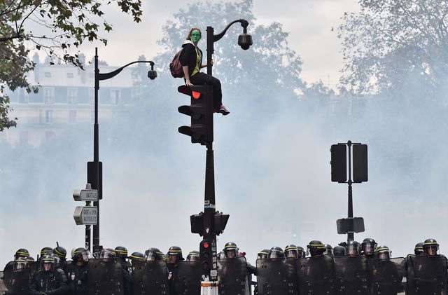 15 вересня 2016 року. Противники трудової реформи вийшли на акцію протесту у французькій столиці; демонстрація незабаром переросла в зіткнення з поліцією. Правоохоронці застосували сльозогінний газ, 12 людей постраждали. Фото: AFP