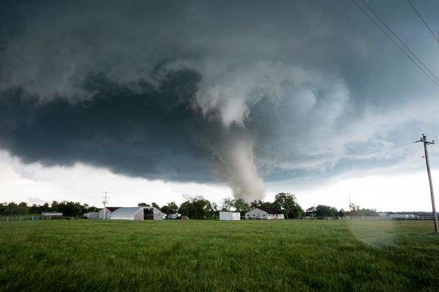 9 травня 2016 року. На північ штату Оклахома обрушилося відразу кілька руйнівних торнадо, в результаті яких загинуло щонайменше семеро людей. Фото: AFP
