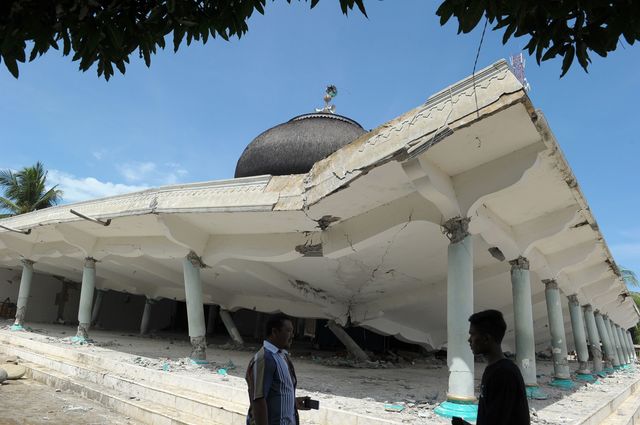 7 декабря, 2016 года. В Индонезии в районе Пидиджая в западной провинции Аче произошло землетрясение магнитудой 6,4. Погибли 18 человек. Фото: AFP