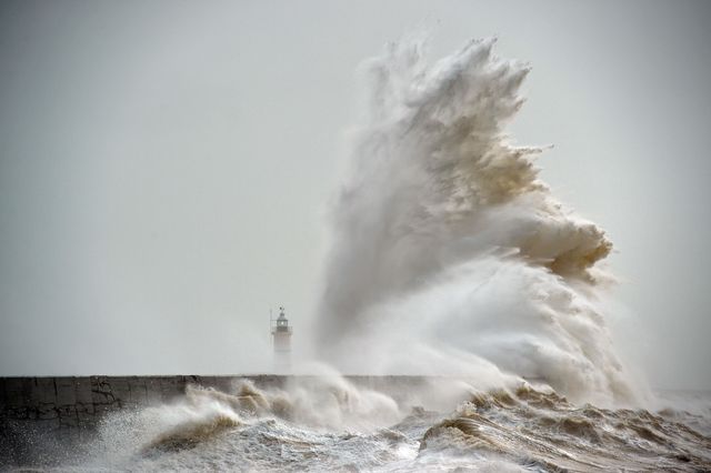 14 февраля 2016 года.  Волны у маяка Ньюхейвен. Сильный шторм с ливнями обрушился на южное побережье Англии. Скорость ветра достигала  155 км\час. Фото: AFP