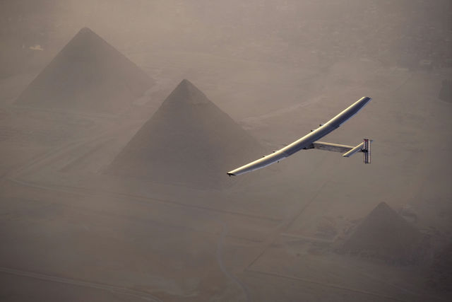 14 июля 2016 года.  Самолет на солнечных батареях Solar Impulse над пирамидами в Гизе, Египет. Фото: AFP