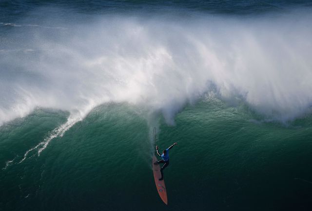 20 декабря 2016 года. Серфер поймал волну-монстра у побережья поселка Назаре, в Португалии. Фото: AFP