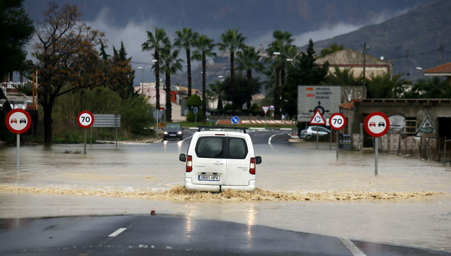 19 декабря 2016 года. Сильные ливни привели к наводнениям на юго-востоке Испании. В провинции Аликанте вышла из берегов река Сегура. Фото: AFP