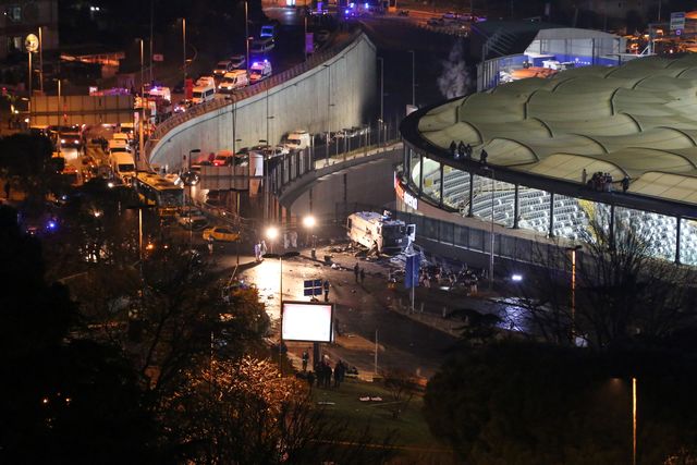 У стадиона в Стамбуле произошел теракт после футбольного матча. Фото AFP