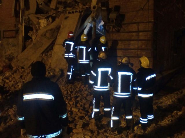 <p>У Чернігові обвалилася стіна 4-поверхового гуртожитку. Фото: ДСНС</p>