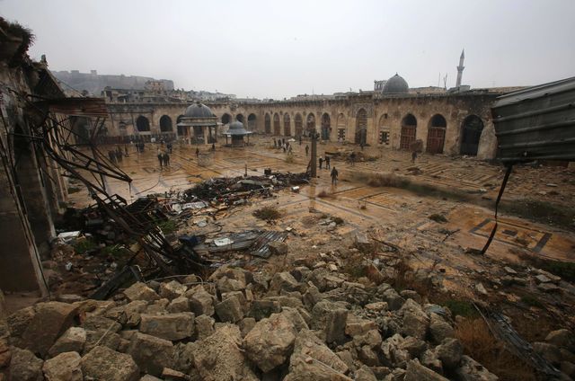 <p>Жителі обложеного Алеппо переживають пекло наяву. Фото: AFP</p>