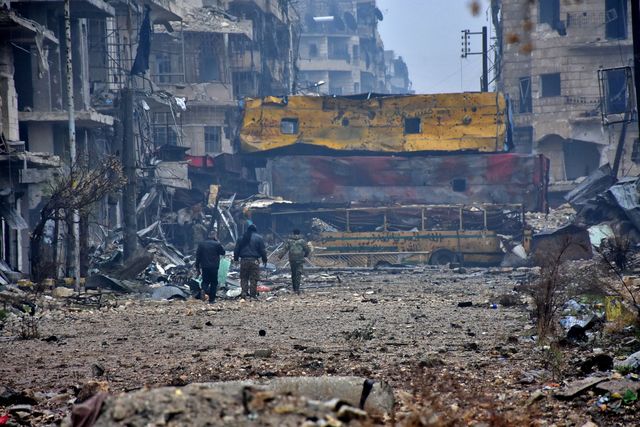 <p>Жителі обложеного Алеппо переживають пекло наяву. Фото: AFP</p>