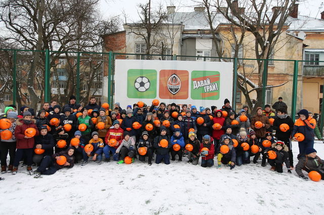 "Шахтер" вручил 100 мячей юным футболистам во Львове