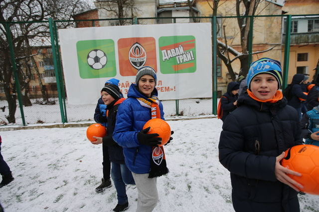 "Шахтер" вручил 100 мячей юным футболистам во Львове