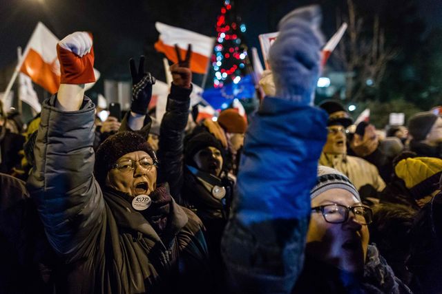 В Польше участники протестов заблокировали все выходы из здания Сейма, фото AFP