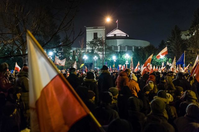 В Польше участники протестов заблокировали все выходы из здания Сейма, фото AFP