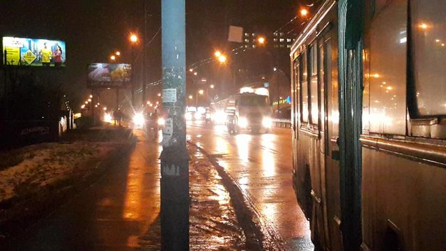 <p>У Києві тролейбус на повному ходу протаранив заглухлий Fiat</p> | Фото: Влад Антонов