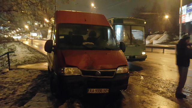 В Киеве троллейбус на полном ходу протаранил заглохший Fiat | Фото: Влад Антонов