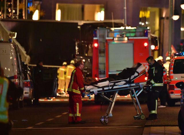 Жертвами теракта в Берлине стали как минимум 9 человек, фото AFP