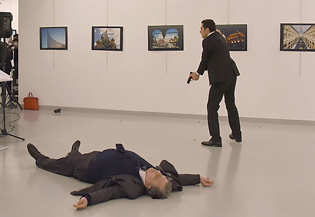 <p>Напад на Карлова стався під час відкриття фотовиставки, фото AFP</p>