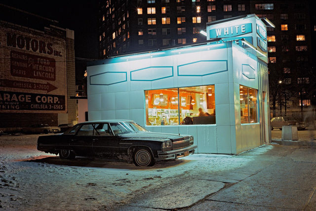 Buick LeSabre, 1976 рік. Автомобіль був сфотографований біля закусочної White Tower, яка розташована в історичному районі на заході Нижнього Манхеттена – Мітпекінг. Модель LeSabre випускалася концерном GM з 1959 по 2005 рік. Машина довгий час вважалася однією з найдоступніших в лінійці повнорозмірних Бьюїк. Фото Langdon Clay/Courtesy Steidl