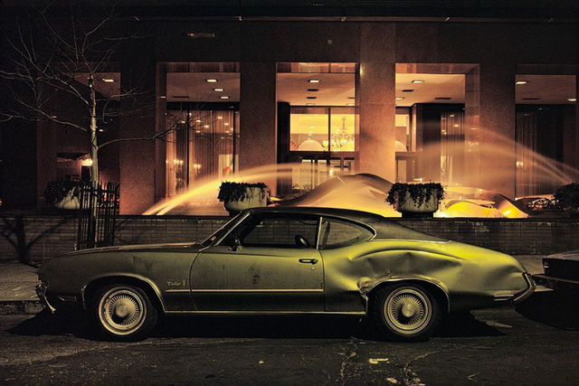 Oldsmobile Cutlass, 1975 рік. Модель проводилася в період з 1961 по 1988 рік, а потім її випуск був ненадовго (з 1997 по 1999 рік) відновлений. На знімку показана машина почала 1970-х. Тоді автомобіль можна було купити з восьмициліндровим двигуном і автоматичною коробкою передач. Фото Langdon Clay/Courtesy Steidl