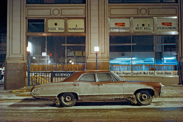 Chevrolet Impala, 1975 рік. Автомобіль був сфотографований поруч з входом в метро на перетині 7-ої Авеню і 29-ої вулиці. Модель випускалася з перервами: з 1957 по 1985 рік, з 1994 по 1996-ий, а також з 1999-ий по теперішній час. Зараз концерн General Motors виробляє вже десяте покоління Імпали. Фото Langdon Clay/Courtesy Steidl