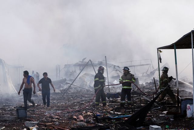 Число жертв взрыва на рынке фейерверков в Мексике возросло до 27 человек, фото AFP