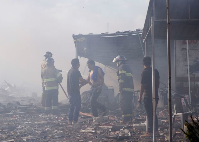 Число жертв взрыва на рынке фейерверков в Мексике возросло до 27 человек, фото AFP