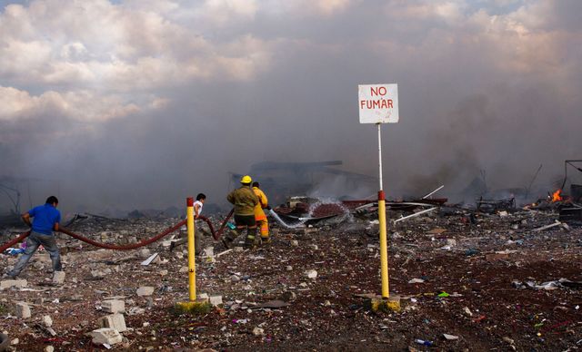 <p><span>Число жертв вибуху на ринку феєрверків в Мексиці зросло до 27 осіб, фото AFP</span></p>