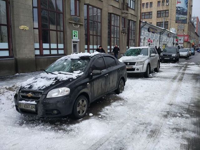 Лед повредил авто. Фото: соцсети