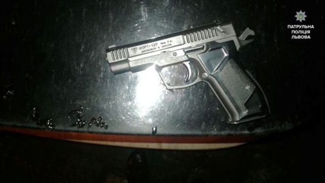 Изъятое оружие. Фото: патрульная полиция Львова