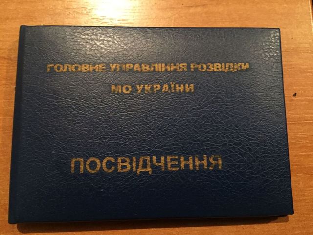 Оперативники СБУ изъяли у мошенника поддельные удостоверения. Фото: facebook.com/SecurSerUkraine
