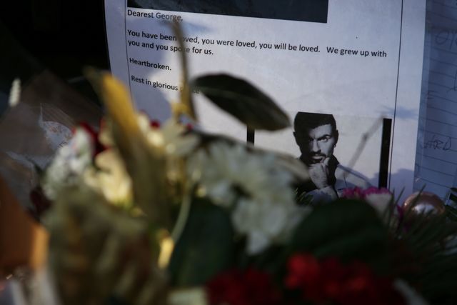 К дому певца приносят цветы. Фото: AFP