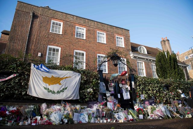 К дому певца в Лондоне несут цветы. Фото: AFP