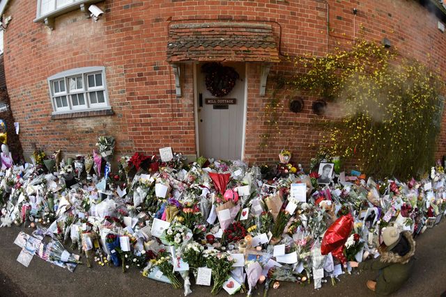 <p>До будинку співака в Лондоні несуть квіти. Фото: AFP</p>