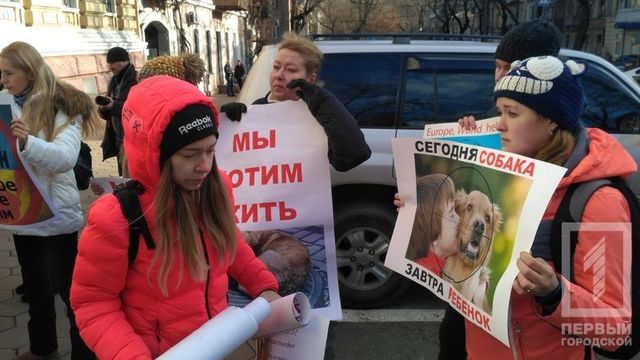 Вышли на акцию в защиту собак. Фото:1tv.od.ua