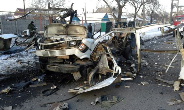 В Донецке автомобиль разорвало на части из-за взрыва, фото соцсети