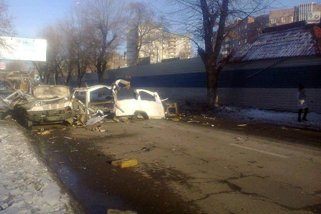 В Донецке автомобиль разорвало на части из-за взрыва, фото соцсети