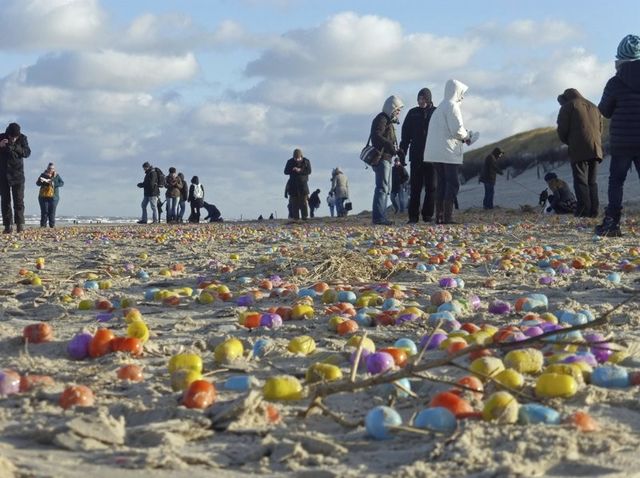 <p>Туристи збирають пластикові &laquo;яйця&raquo; на узбережжі острова Лангеоог, Німеччина, 5 січня. Фото DPA, NDR</p>