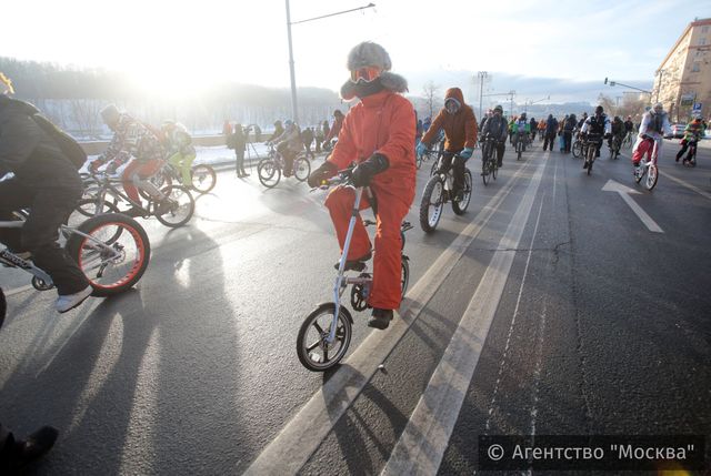 <p>У Москві при 30 градусах морозу провели велопарад. Фото: соцмережі; mskagency.ru</p>