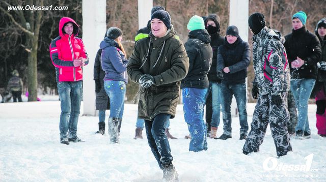 Зимові баталії. Дорослі та діти зібралися в парку Перемоги, щоб влаштувати снігову битву. Фото: odessa1.com
