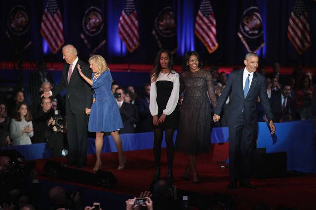 Мишель Обама с мужем и дочкой на прощальной речи. Фото: AFP