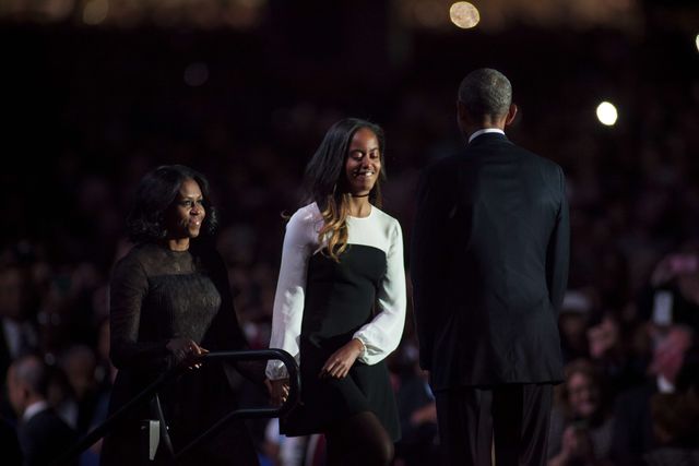 Мишель Обама с мужем и дочкой на прощальной речи. Фото: AFP