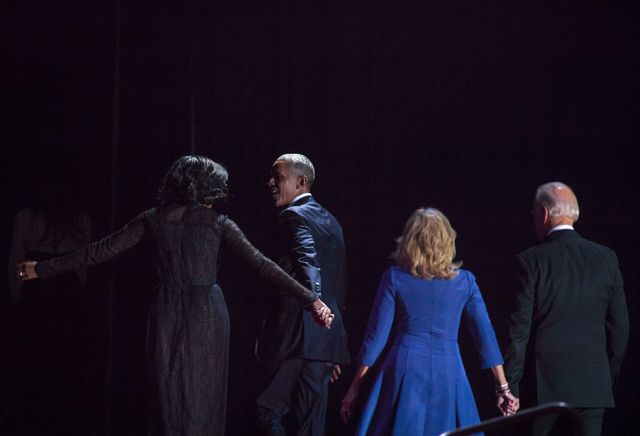 <p>Мішель Обама з чоловіком і донькою на прощальній промові. Фото: AFP</p>