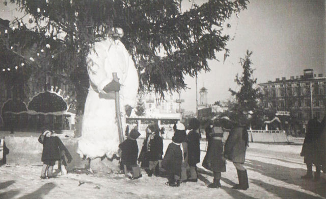 1937. Софійська площа. Мороз-гігант і київські малюки біля новорічної ялинки.