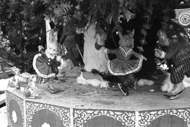 1956. Под елочкой. Красавицу украшали зайчики и лисички на коньках.