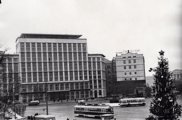 1964. Пл. Ленінського Комсомолу, зараз Європейська. Ялинка навпроти готелю 